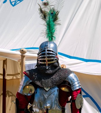 Ortaçağ tarihi canlandırması. Bir mankenin üzerinde ortaçağ şövalye zırhı olan bir kamp çadırının önünde sergileniyor.