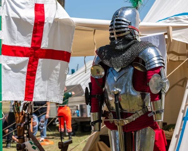 Medieval Historical Reenactment Display Camp Tent Medieval Knight Plate Armor Stockfoto