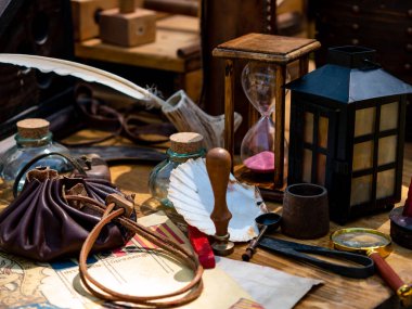 Ortaçağ canlandırması - katip masası kaz tüyü kalem, kum saati, masaya balmumu mühür.