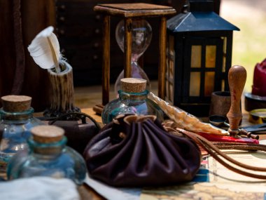 Ortaçağ canlandırması - katip masası kaz tüyü kalem, kum saati, masaya balmumu mühür.