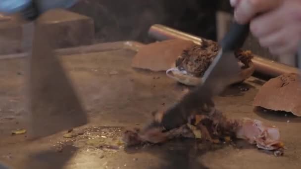 Приготовление Тушеной Свинины Горячем Гриле Смазанном Маслом Приготовление Сэндвича — стоковое видео