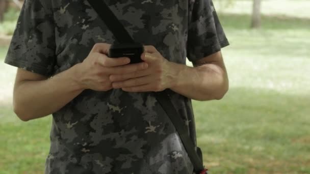Shot Revolves Young Man Using Cell Phone Park — Vídeo de stock