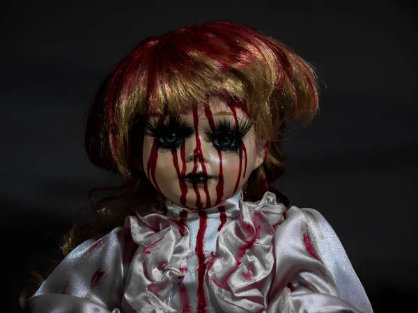 Estilo Horror Porcelana Pelo Rubio Muñeca Cara Oscuridad Cubierta Sangre Imágenes De Stock Sin Royalties Gratis