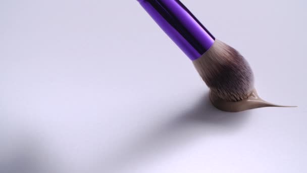 Maquiagem escova desenha uma amostra de fundação marrom. 4K. — Vídeo de Stock