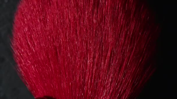 Κόκκινος σωρός από το make up πινέλο γκρο πλαν. 4K. — Αρχείο Βίντεο