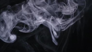 Gerçek beyaz duman siyah arkaplanda hareket eder