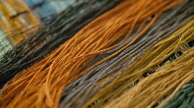 Renkli nakış ipliklerinin demetlerinin dokusunu kapat