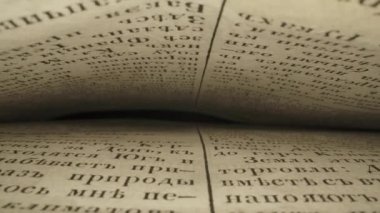 Rusça eski bir kitabın sayfalarını kapat. Kitabın içinde..