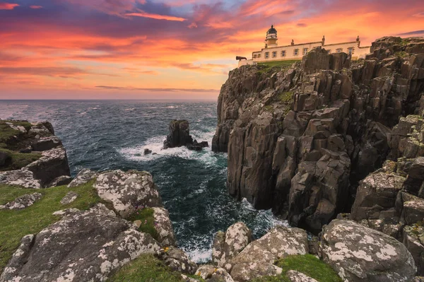 Lighthouse on Neist Point cliffs, Isle of Skye, Scotland — Stock Photo, Image