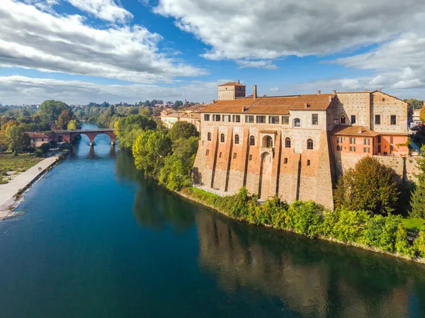 Vue aérienne de la rivière Adda, avec le château de Cassano dAdda, Lombardie, Italie — Photo