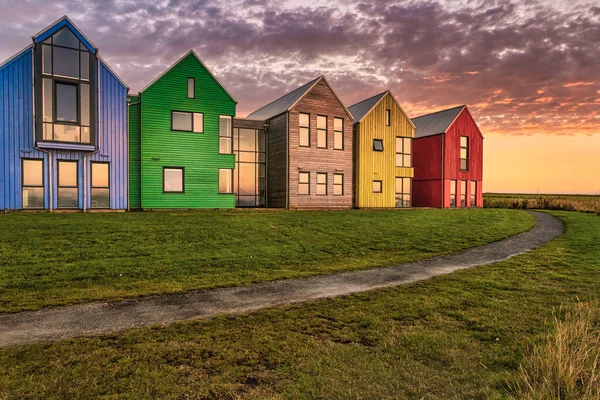 Barevné domy John OGroats během úžasného západu slunce, Scotland, Velká Británie — Stock fotografie