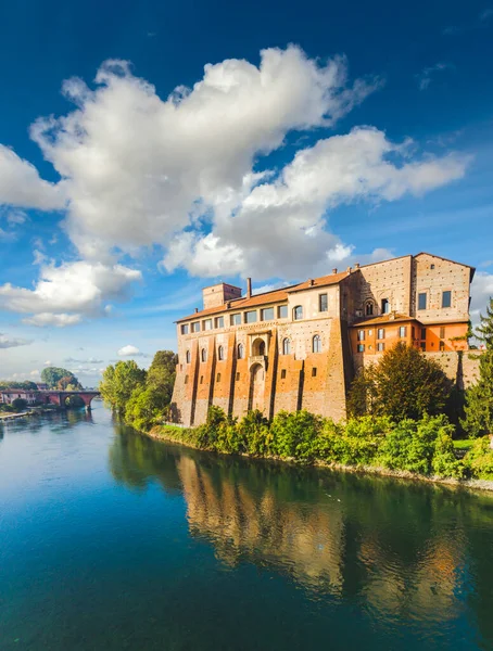 Vista aérea del río Adda, con el castillo de Cassano dAdda ciudad, Lombardía, Italia — Foto de Stock