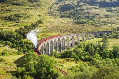 Glenfinnan Viyadük 'ündeki Jakobit buharlı treni yaklaşıyor, İskoçya, Birleşik Krallık