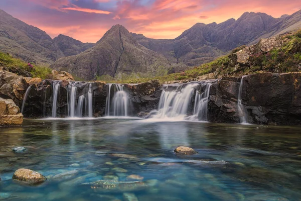 Úžasný západ slunce v pohádkových bazénech, Glen Brittle, Isle of Skye, Scotland — Stock fotografie