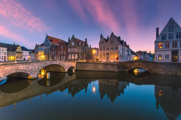 比利时布鲁日在令人惊奇的日落中沿着运河建造的中世纪历史建筑 — 图库照片