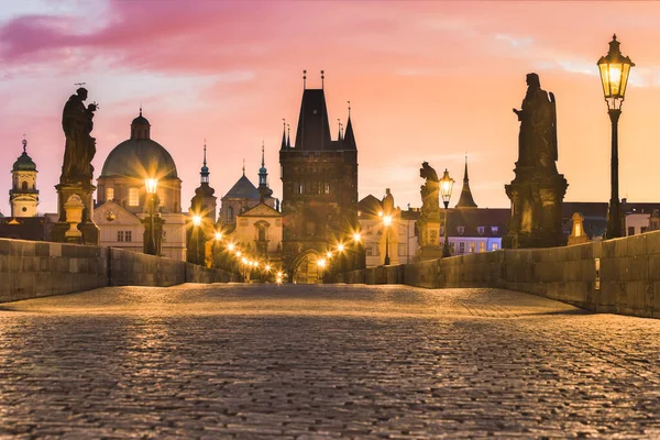 Beautiful early morning dawn twilight at the famous medieval Charles Bridge that crosses the Vltava river. Prague or Praha, Czech republic. — Stock Photo, Image