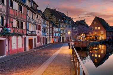 Colmar, gün batımında renkli yarı keresteli evler.