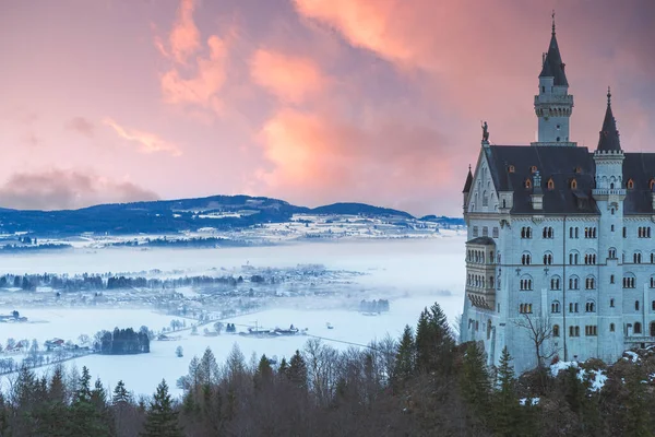 Сказочный замок Нойшванштайн в зимний день с удивительным небом, Германия — стоковое фото