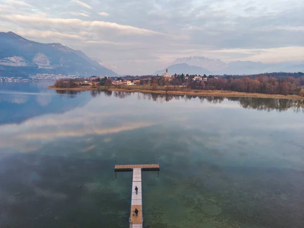 Arka planda Grigne, Lecco, Lombardy, İtalya 'daki Pusiano Gölü' nün havadan görünüşü. — Stok fotoğraf