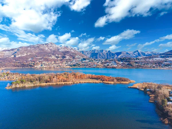 Flygfoto över staden Civate och sjön Annone under vintern, Lecco provinsen, Italien — Stockfoto