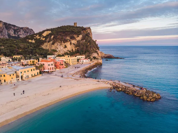 Veduta aerea della spiaggia di Varigotti durante l'ora blu. Liguria, Italia — Foto Stock