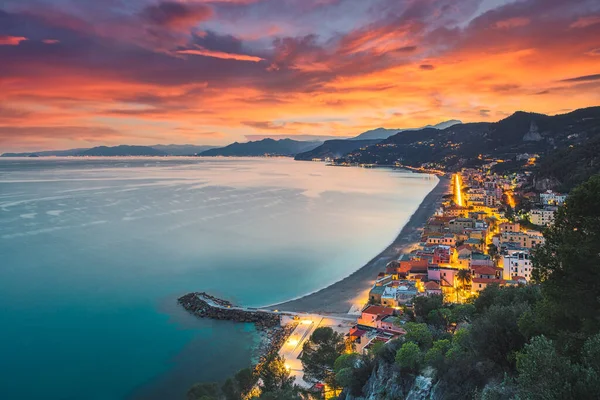 Veduta aerea della spiaggia di Varigotti durante l'ora blu. Liguria, Italia — Foto Stock