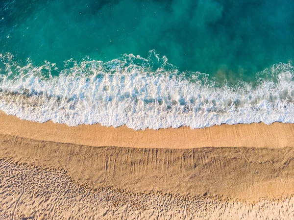 美しいターコイズブルーのリグーリア海のほとりにあるきれいな砂のビーチの空中ビューのトップダウンイタリア — ストック写真