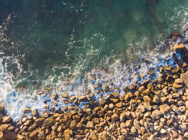 Vista aérea de cima para baixo de uma praia de areia limpa nas margens de um belo mar de Ligúria turquesa, Itália — Fotografia de Stock