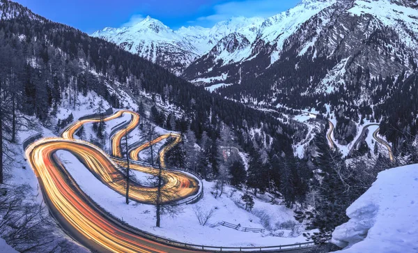 Larga exposición con senderos ligeros de la carretera Maloja Pass en Engadin durante la hora azul en invierno, Suiza — Foto de Stock