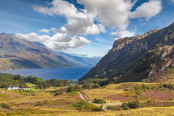 Een hoge hoek van het landschap in de Poolewe, Achnasheen, Highlands, Schotland — Stockfoto