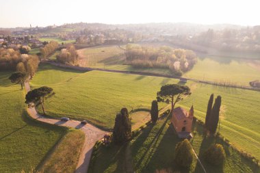 İtalya 'da eski kırmızı bir kiliseyle güzel bir kırsal manzara. Toprağın güzelliğini keşfedin. Pomelasca, Lombardy, İtalya, Avrupa. 