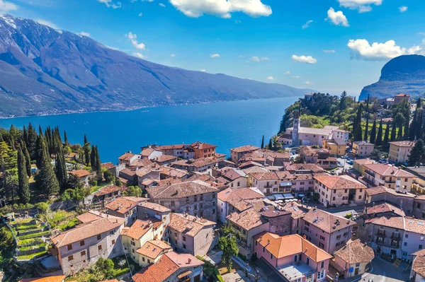 Vista aérea espetacular no lago, verão italiano, Tremosine, Lago di Garda - ITÁLIA — Fotografia de Stock