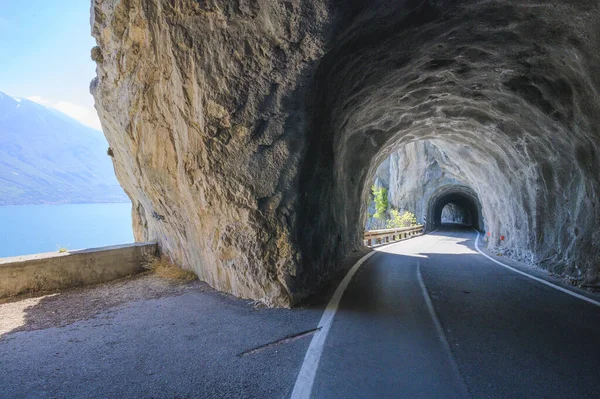 STRADA DELLA FORRA, narrow Italian road with tunnel in the mountains, Lake Garda, Italy — Foto de Stock