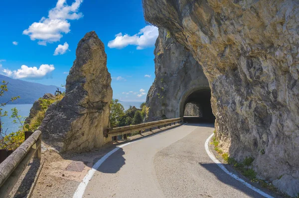 STRADA DELLA FORRA, narrow Italian road with tunnel in the mountains, Lake Garda, Italy — Foto de Stock