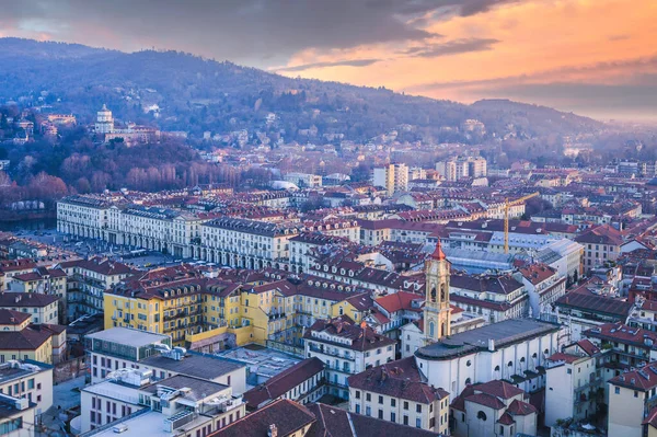Horizonte de Turim, vista panorâmica, o centro da cidade em uma tarde de inverno claro. Torino, Piemonte. — Fotografia de Stock