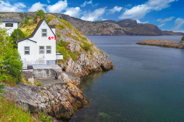 Traditional home along the rugged shores of Newfoundland, Canada. — Stockfoto