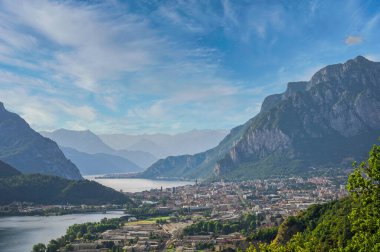 Lecco şehri ve Como Gölü. Innominato, Lecco, İtalya 'nın kalesinden görünen dağlar.