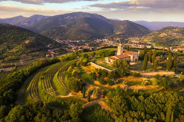 Franciacorta kırsalının havadan görünüşü, Lombardy, İtalya