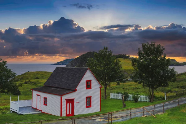 Bonita Casa Campo Branca Vermelha Tors Cove Durante Pôr Sol — Fotografia de Stock