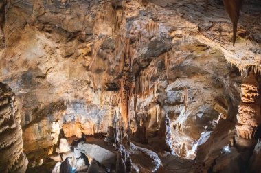 Grotte di Toirano yani Toirano Mağaraları İtalya 'nın Toirano kentindeki bir karst mağara sistemidir. Yüksek kalite fotoğraf