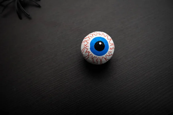 Divertido Regalo Halloween Ojos Caramelo Sobre Fondo Oscuro Wirh Sipder —  Fotos de Stock