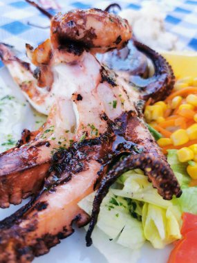 Geleneksel İspanyol ahtapot tabağı sahilde ızgara..