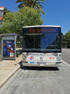 Malaga, İspanya - 02 Mayıs 2021: Otobüs tabelasında 