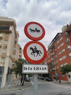 Malaga şehrinde at ve at arabası için izin verilen yol tabelalarının görüntüsü.