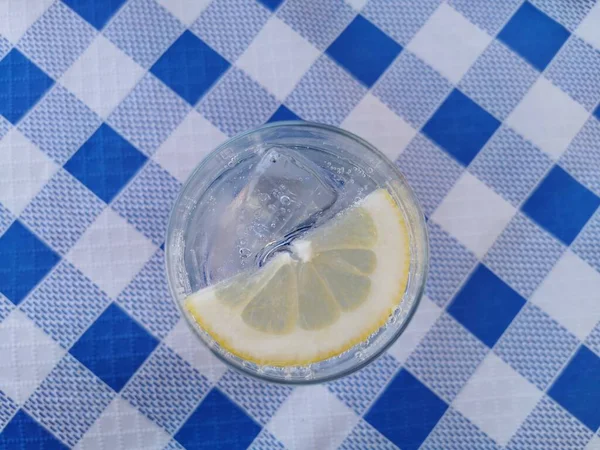 Ovanifrån Ett Glas Glittrande Vatten Med Citronskiva Och Med Kopieringsutrymme — Stockfoto
