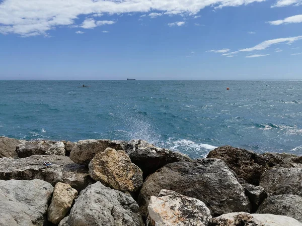 Utsikt Över Medelhavet Träffar Stenar Stranden — Stockfoto