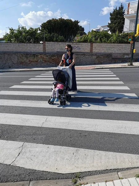 モラル スペイン エイプリル社2021年17日 モラル スペイン の交差点でベビーストローラーが交差する母親の姿 — ストック写真