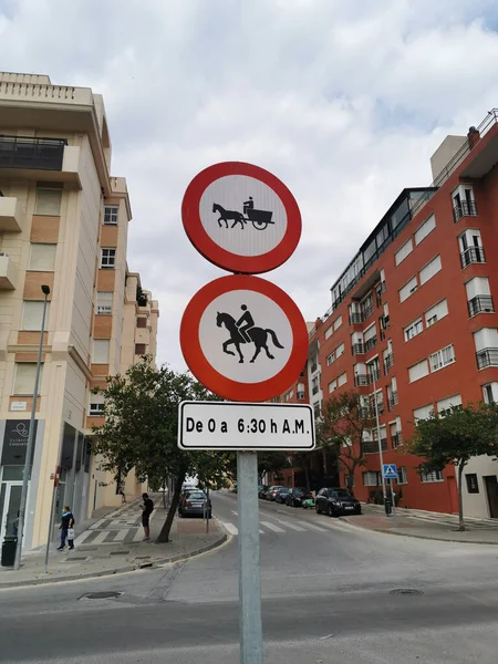 Malaga şehrinde at ve at arabası için izin verilen yol tabelalarının görüntüsü.