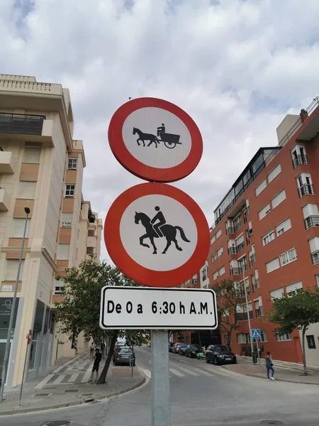 Malaga şehrinde at ve at arabası için izin verilen yol tabelalarının görüntüsü.