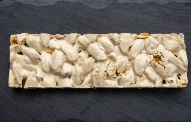 Siyah arkaplan üzerinde Noel Turronu 'nun üst görünümü.